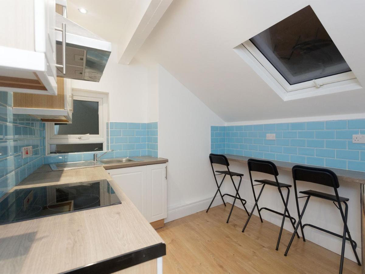 Hillcrest Apartment *